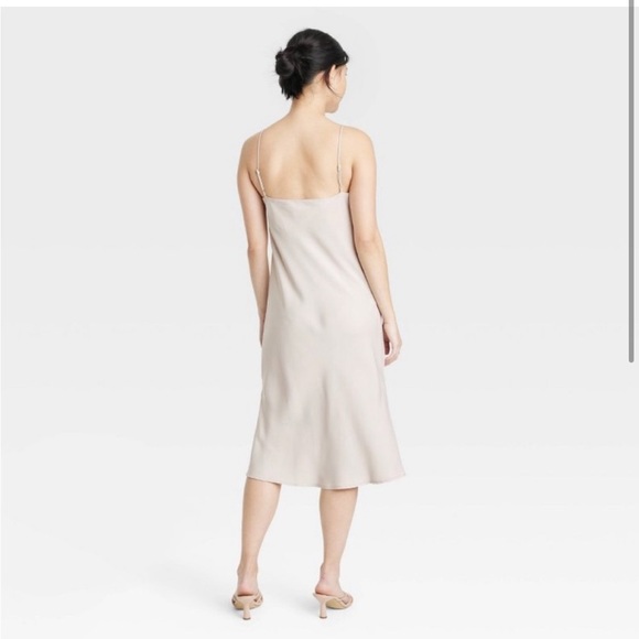 Beautiful V-neck Slip Dress in Cream - Picture 2 of 4